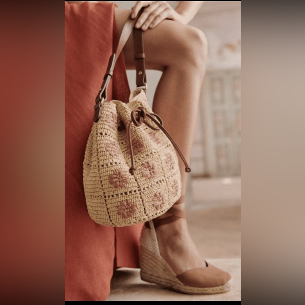 Sezane Large Farrow Bag with Pale Pink Flowers - Picture 5 of 12